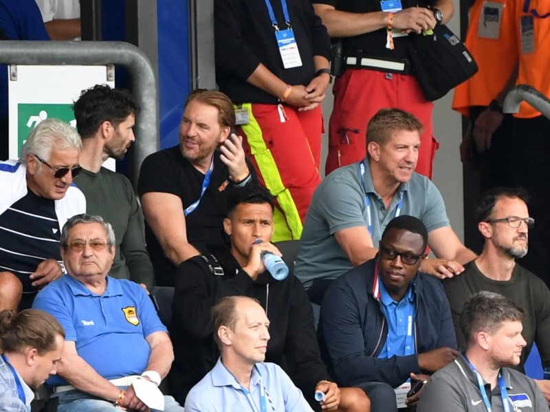 Die Riege Verantwortlicher bei Hertha BSC im Jahr 2021 sitzt auf der Tribüne.