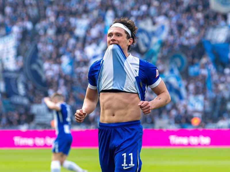 Fabian Reese von Hertha BSC beißt sich ins Trikot.