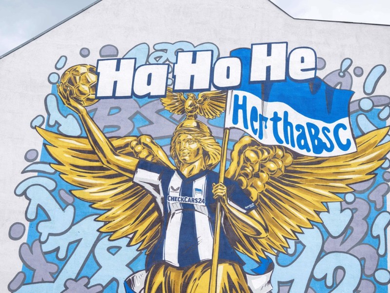 Ein Graffito zeigt das neue Trikot von Hertha BSC.