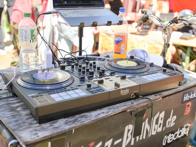 Ein DJ-Pult auf der Mary Jane in Berlin.