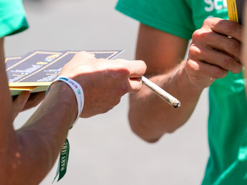 Bei der Mary Jane in Berlin werden rauchend Tickets verteilt.