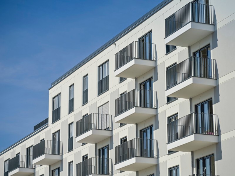 Ein neugebautes Wohnhaus mit Balkons. Die Mieten steigen in Berlin Jahr um Jahr.