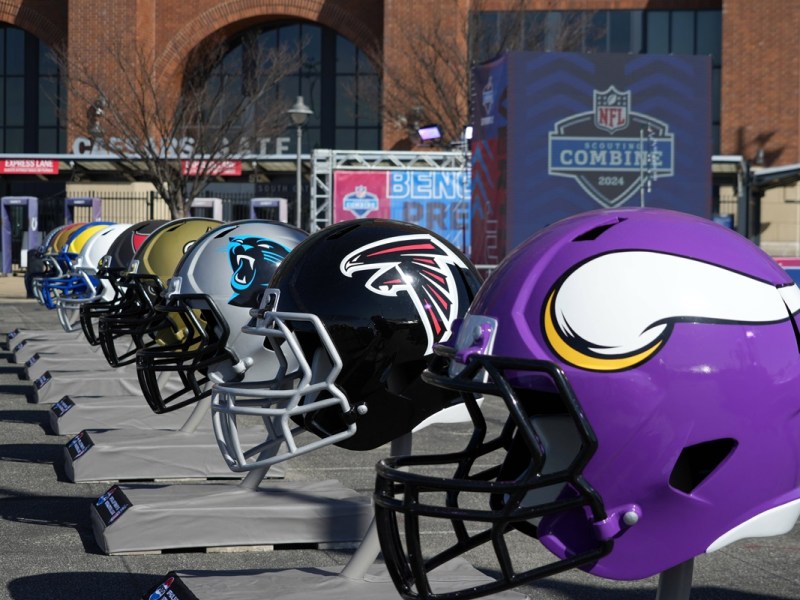 Football-Helme sind vor einem Stadion ausgestellt. Im Herbst ist die NFL in Berlin zu Gast.