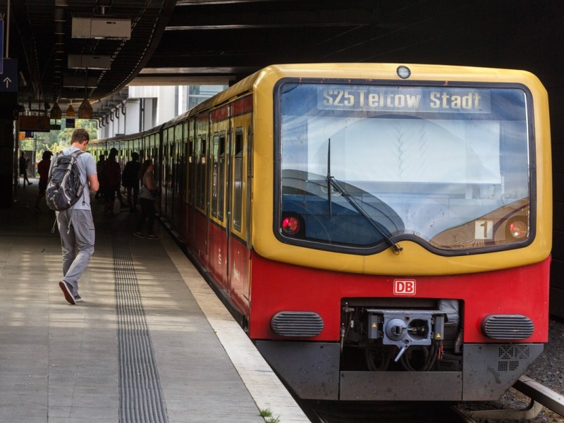 Ein Zug der S-Bahn Berlin fährt in einen Bahnhof ein.