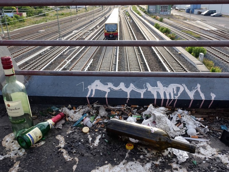 Müll liegt auf einer Brücke, die über Gleise der S-Bahn Berlin führt.