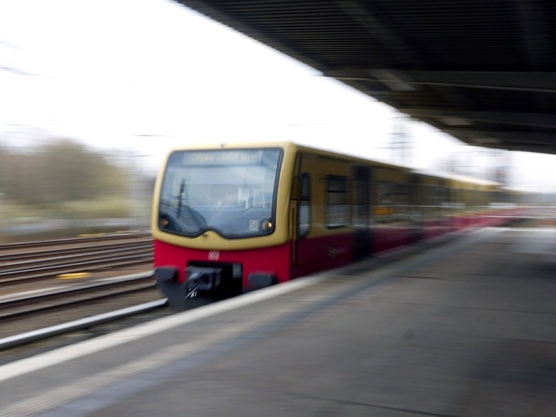 Ein Zug der S-Bahn Berlin fährt in eine Station ein.