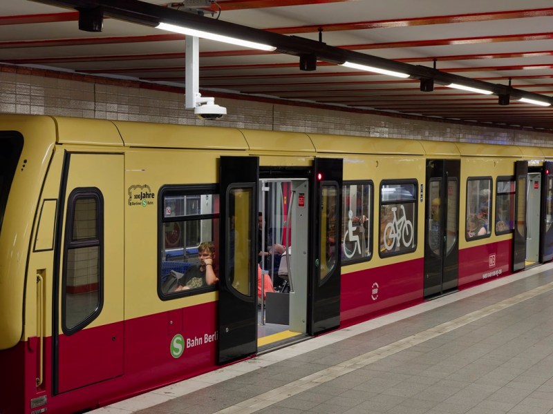Ein Zug der S-Bahn Berlin hält in der Station Nordbahnhof.