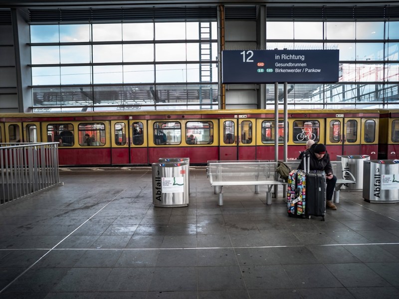 Ein Zug der S-Bahn Berlin hält im Bahnhof Ostkreuz.