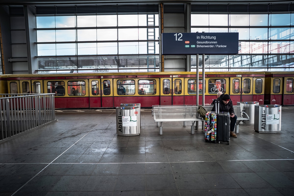 Ein Zug der S-Bahn Berlin hält im Bahnhof Ostkreuz.