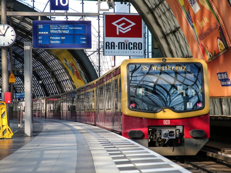 Ein Zug der S-Bahn Berlin fährt in den Hauptbahnhof ein.