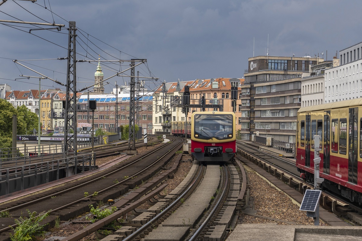 Ein Zug der S-Bahn Berlin fährt durch die Stadt.