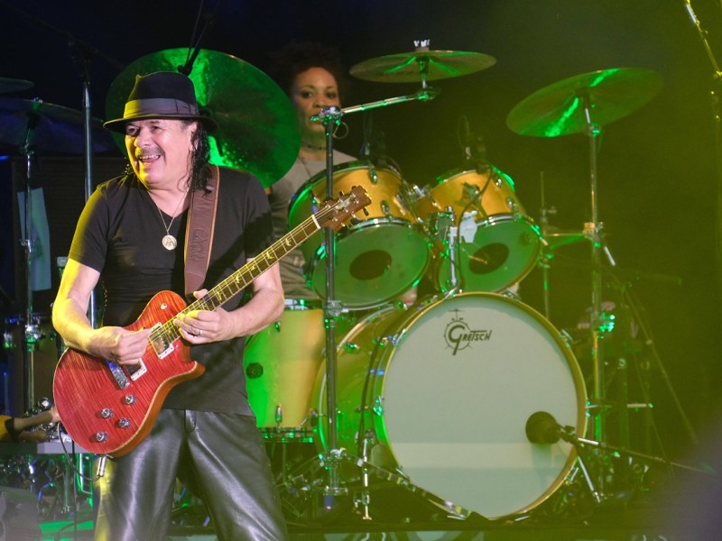 Carlos Santana steht auf der Bühne, wie bald auch in Berlin.