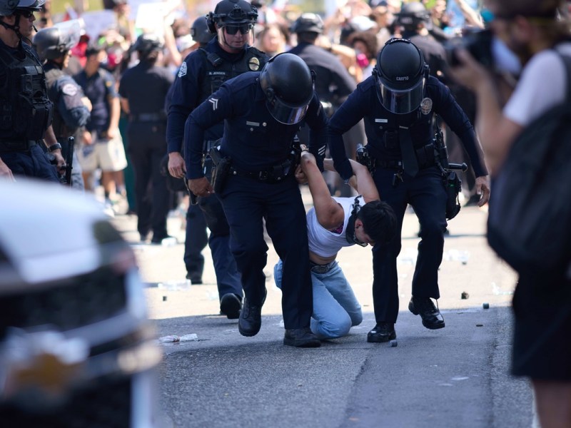 „Wir erwägen Soldaten überall!“ – Trump will aufräumen! Proteste in L.A. eskalieren, die Nationalgarde rückt an.