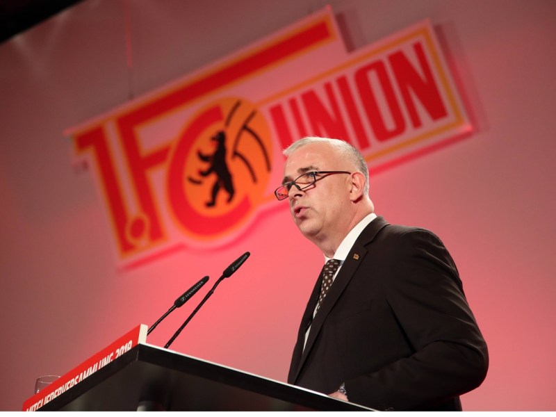 Dirk Zingler, Präsident von Union Berlin, steht am Rednerpult.