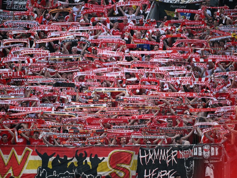 Fans von Union Berlin zeigen im Block ihre Schals.