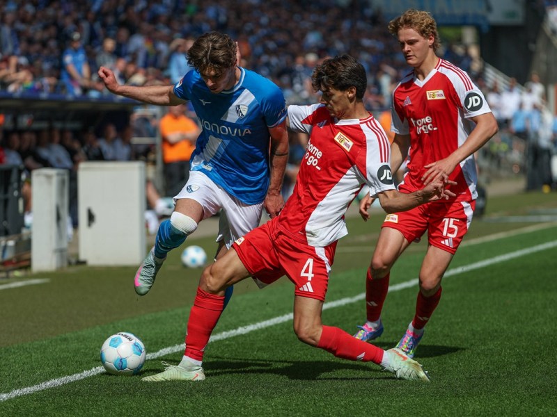 Diogo Leite von Union Berlin im Zweikampf mit einem Bochumer Gegenspieler.