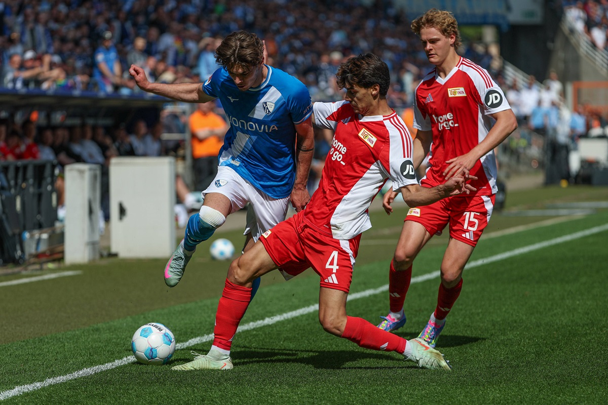 Diogo Leite von Union Berlin im Zweikampf mit einem Bochumer Gegenspieler.