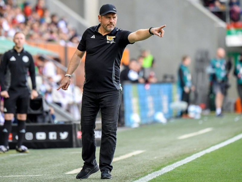 Steffen Baumgart, der Coach von Union Berlin, steht an der Seitenlinie.