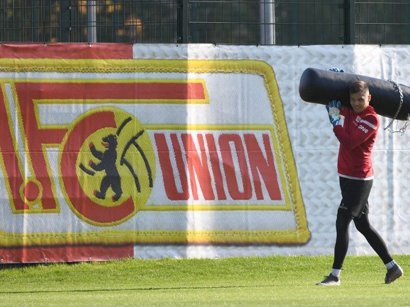 Ein Spieler von Union Berlin trägt Trainingsequipment.