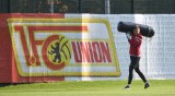 Ein Spieler von Union Berlin trägt Trainingsequipment.