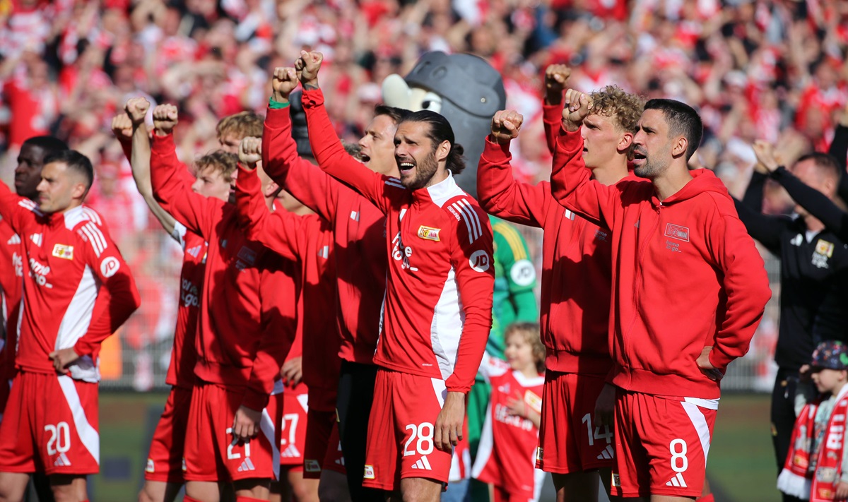 Die Spieler von Union Berlin jubeln mit den Fans.