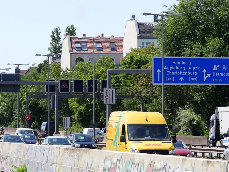 Der Verkehr fließt auf der Stadtautobahn in Berlin.