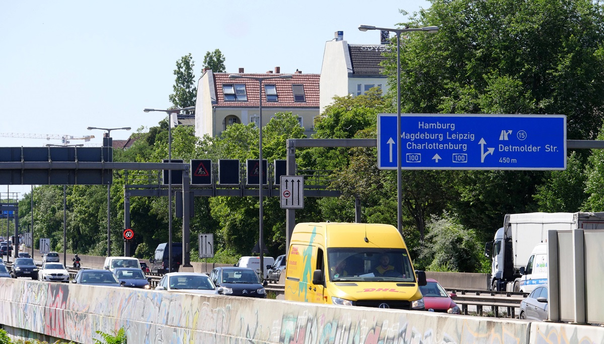 Der Verkehr fließt auf der Stadtautobahn in Berlin.