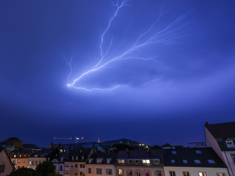 Ein Blitz zuckt über den Himmel. Gewitter dominieren das Wetter in Berlin und Brandenburg.