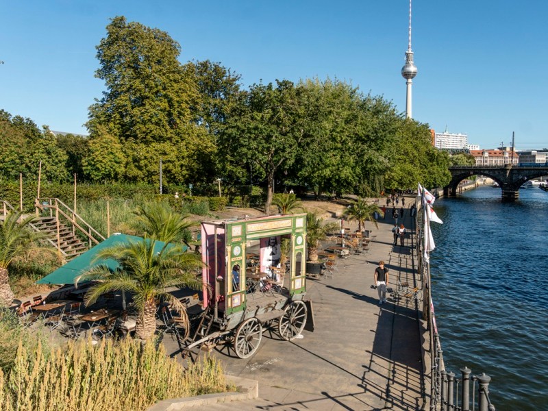 Blick in den Monbijoupark an der Spree. Das Wetter in Berlin und Brandenburg wird sommerlich.