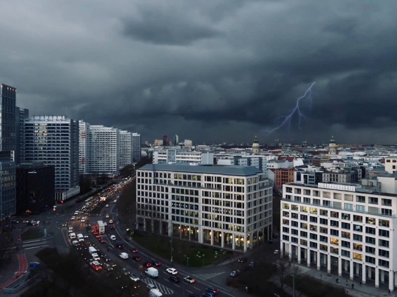 Das Wetter in Berlin und Brandenburg verdunkelt sich zu einem Gewitter.