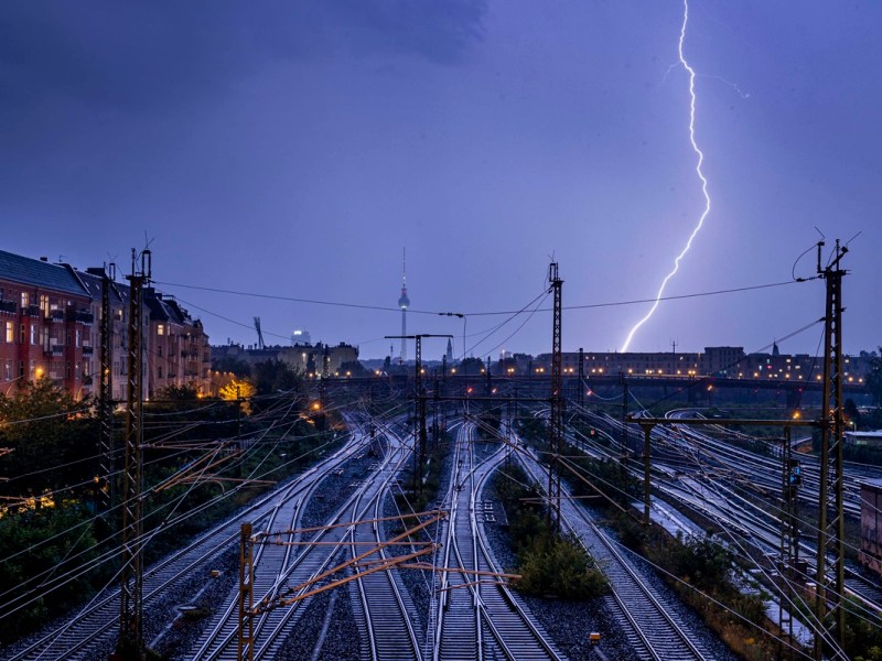 Ein Blitz zuckt am Himmel. Das Wetter in Berlin und Brandenburg neigt zu Unwettern.